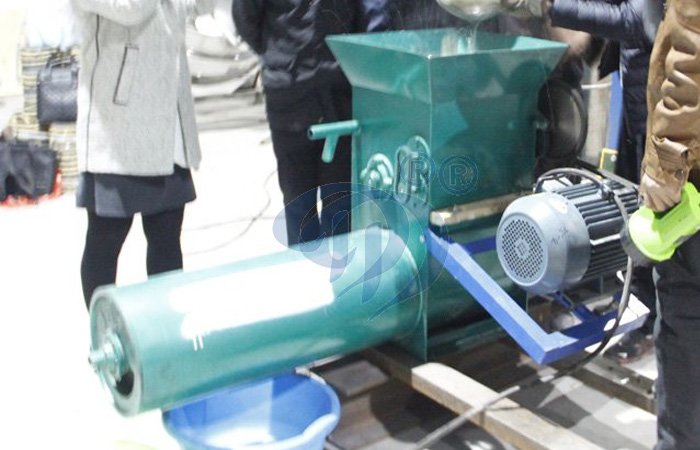 Large capacity cassava grating machine